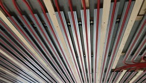 Die Deckenheizung acular DG integriert in eine Deckenunterkonstruktion aus Holz.